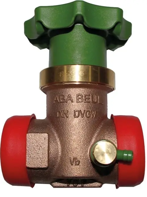 Kolbenventil mit grünem Handrad und roten Anschlüssen, gefertigt aus Bronze, sichtbar beschriftet mit „ABA BEUL“ und DVGW-Zulassung. Produkt von Wolf.